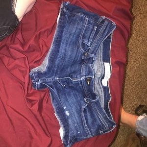 Cute Women’s blue jeans booty shorts